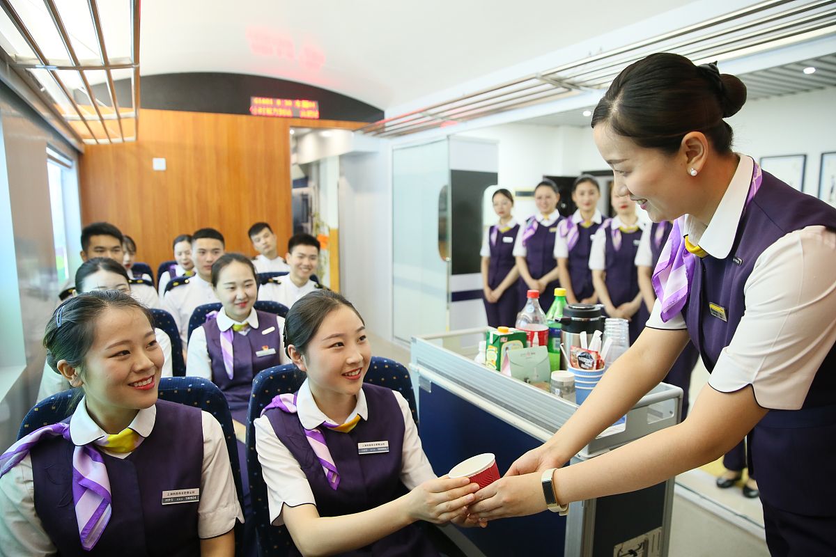 近视眼可以报读高铁乘务专业吗？解读高铁乘务员视力要求