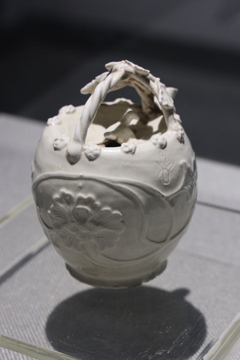 官窑：中国古代陶瓷瑰宝，青瓷与白瓷的巅峰之作