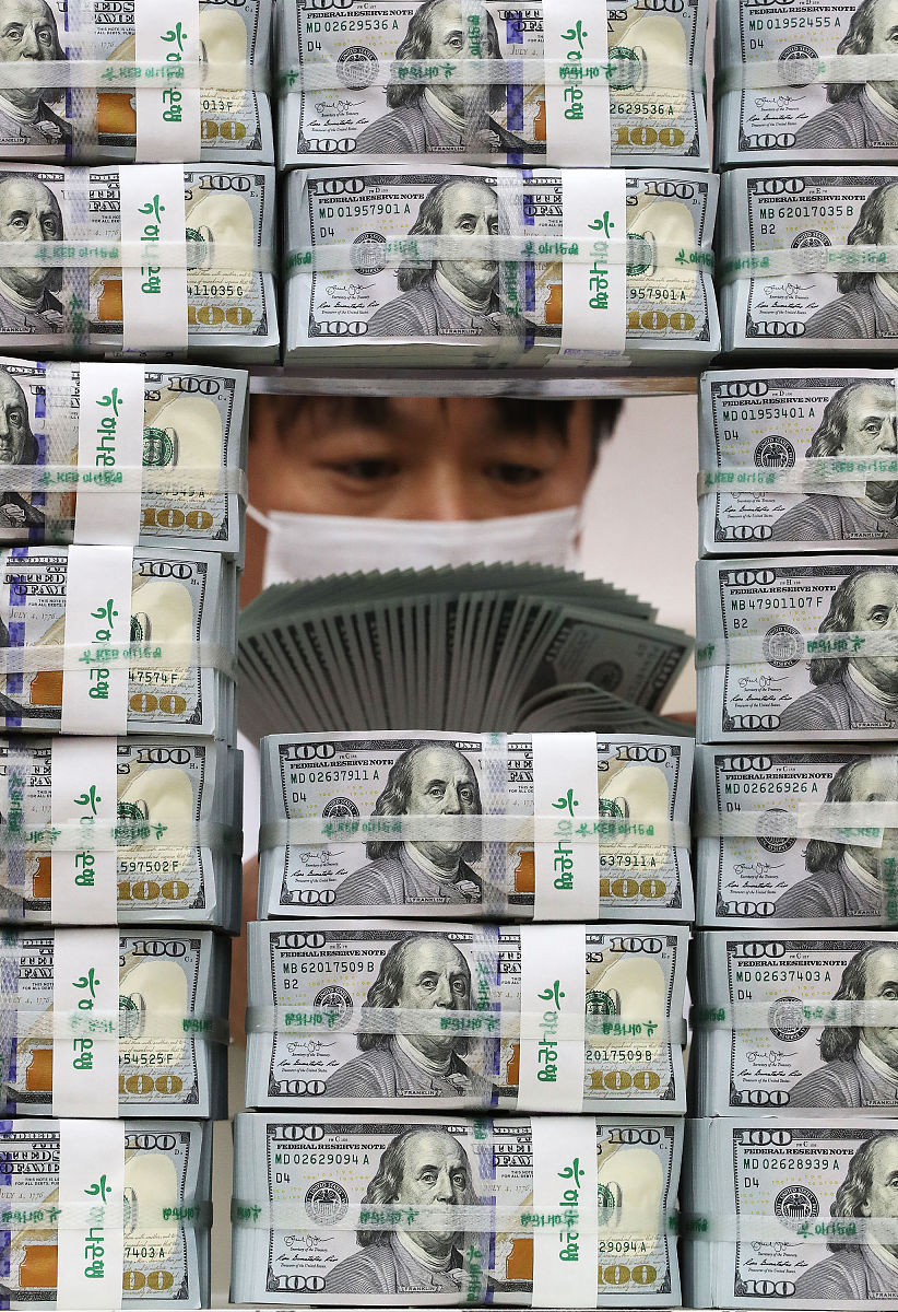 当地时间2020年10月7日,韩国,一名银行员工正在首尔哈纳银行总部分拣