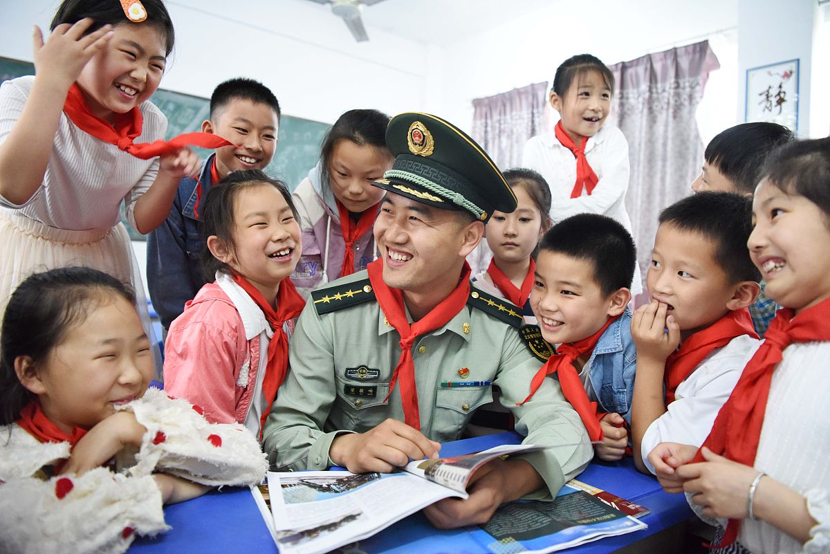 关于部队女兵李萍长期捐助地方小学的人物新闻稿件注重描写事迹的细节字数在2500以上