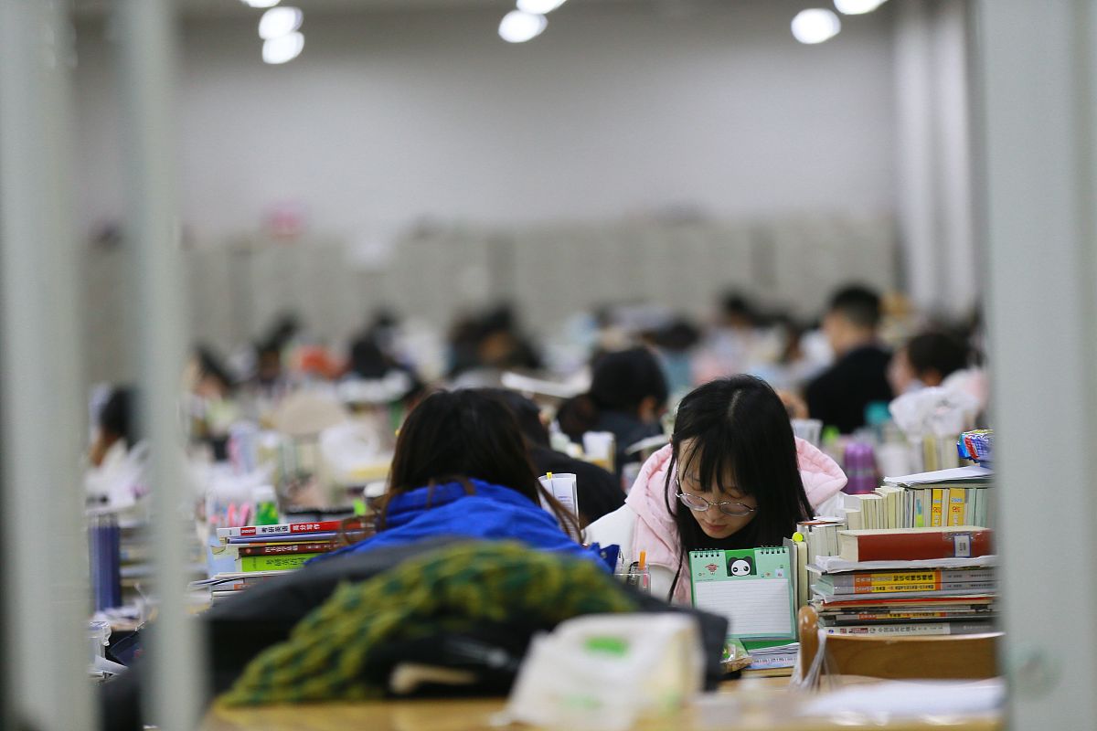 2019年12月19日,山东日照,在曲阜师范大学(日照校区)图书馆内,考生们