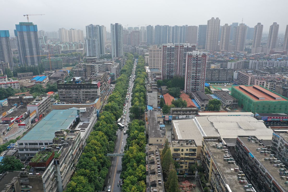 2021年7月16日,湖北襄阳,一场大暴雨突袭市区及周边城区,并伴有雷暴与
