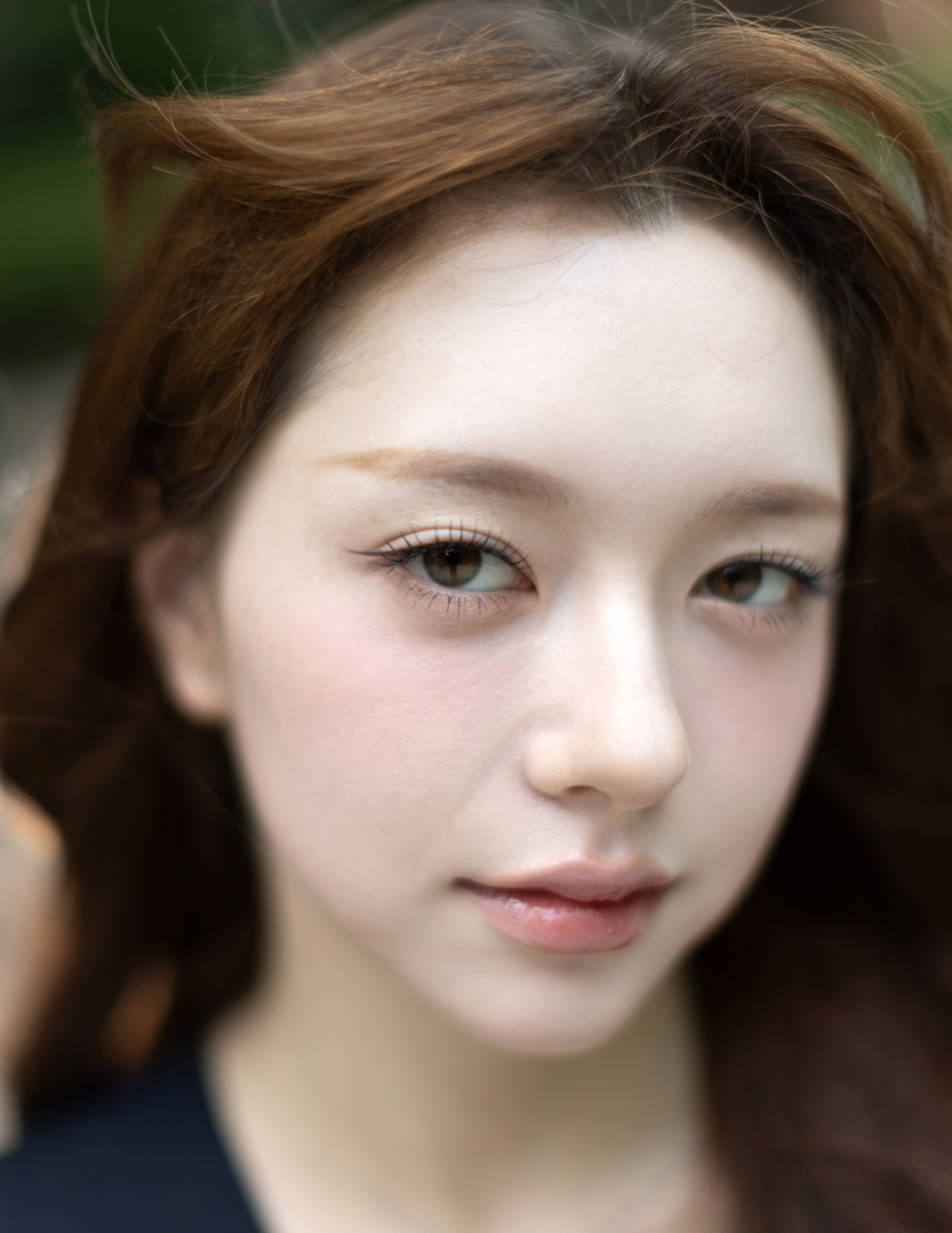 请帮我描述一个美丽 性感 可爱的女性