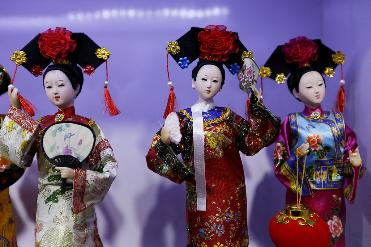 2015年12月13日,北京,北京后海街头的"京味"小饰品.