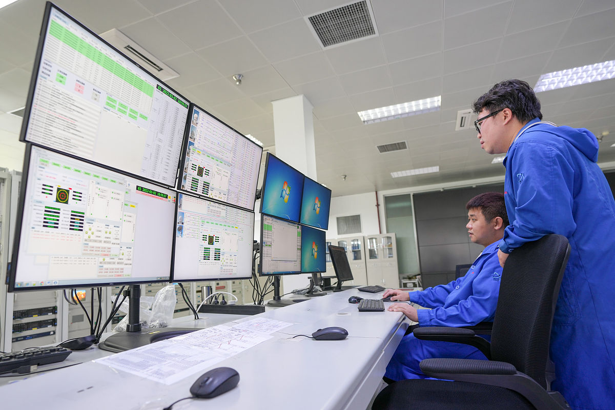 你现在的身份是一名铁路调度组织人员要参加论文职称评选文章题目为《铁路调度指挥与智能化铁路技术在高铁安全中的应用探究》请对其提纲进行写作保证提纲的逻辑性和新颖性不要乱写