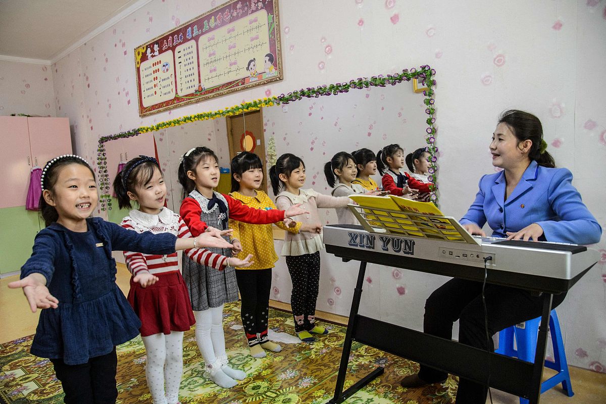 根据以下内容写出不少于1000字的成人组声乐体验课：幼儿组声乐体验课一、课程概述 本课程旨在培养幼儿音乐感知和声音表达能力首次体验课程重在通过声音游戏、歌唱的趣味方法激发幼儿的学习兴趣促进语言发展和情感表达提升艺术修养。 二、教学目标 1、培养幼儿的音乐感知能力。 2、培养幼儿活泼独立的性格。 3、培养幼儿的表演和情感表达能力。 三、教学内容 1、学习基本音乐知识如音高、节奏。2、趣味练