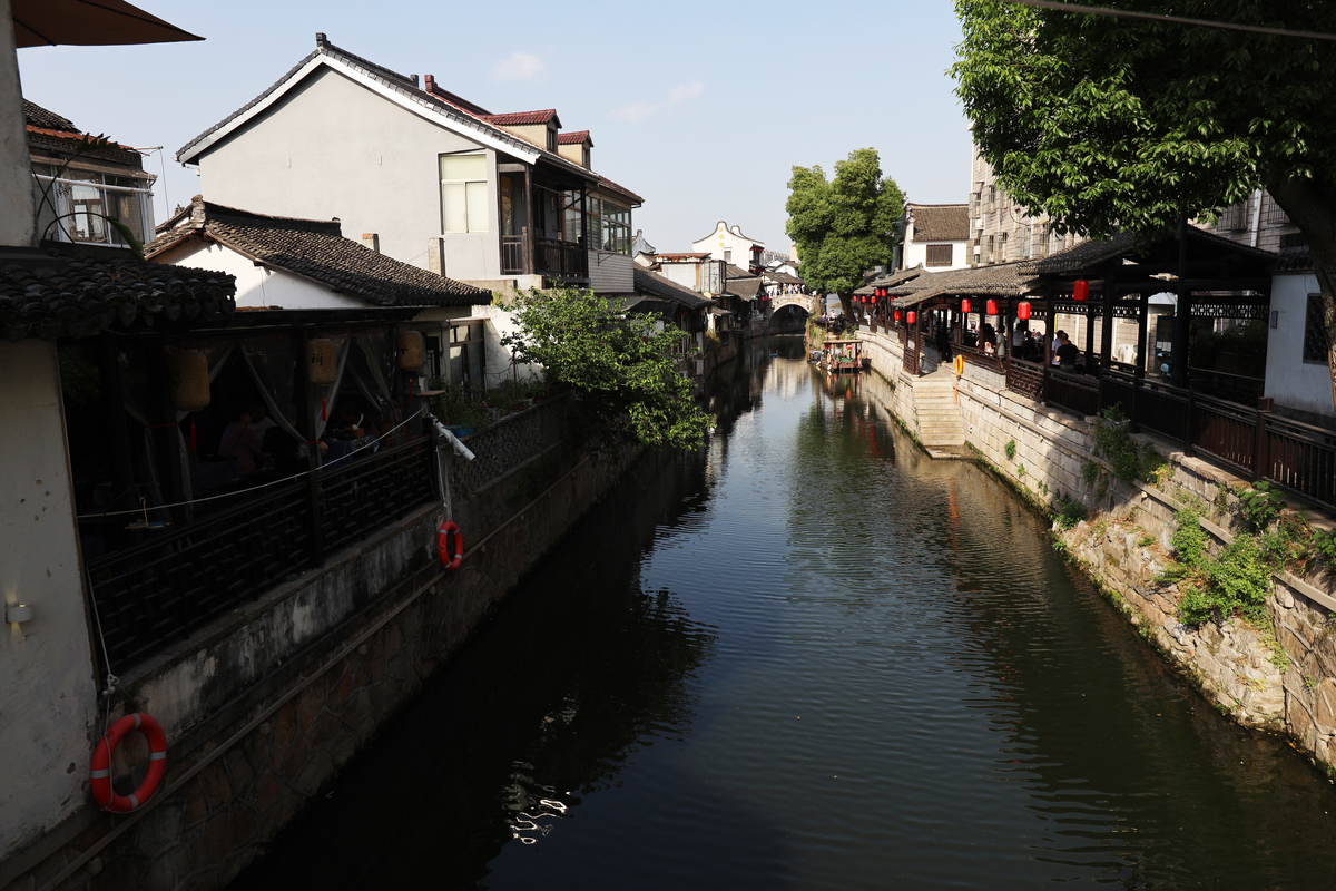 上海建筑诗词：江南水乡与现代都市的交响曲