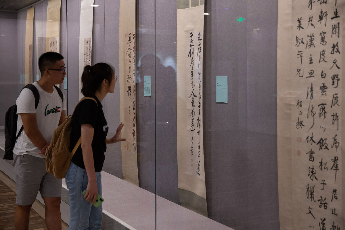 2019年7月2日,南京,观众在展览上参观展出的书法作品.