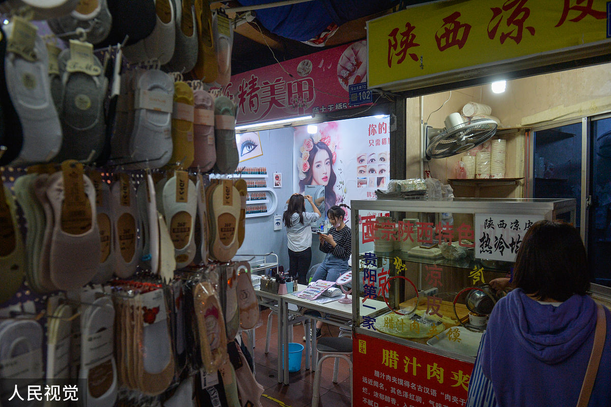 丧葬用品店老板日常：从货架整理到客户服务