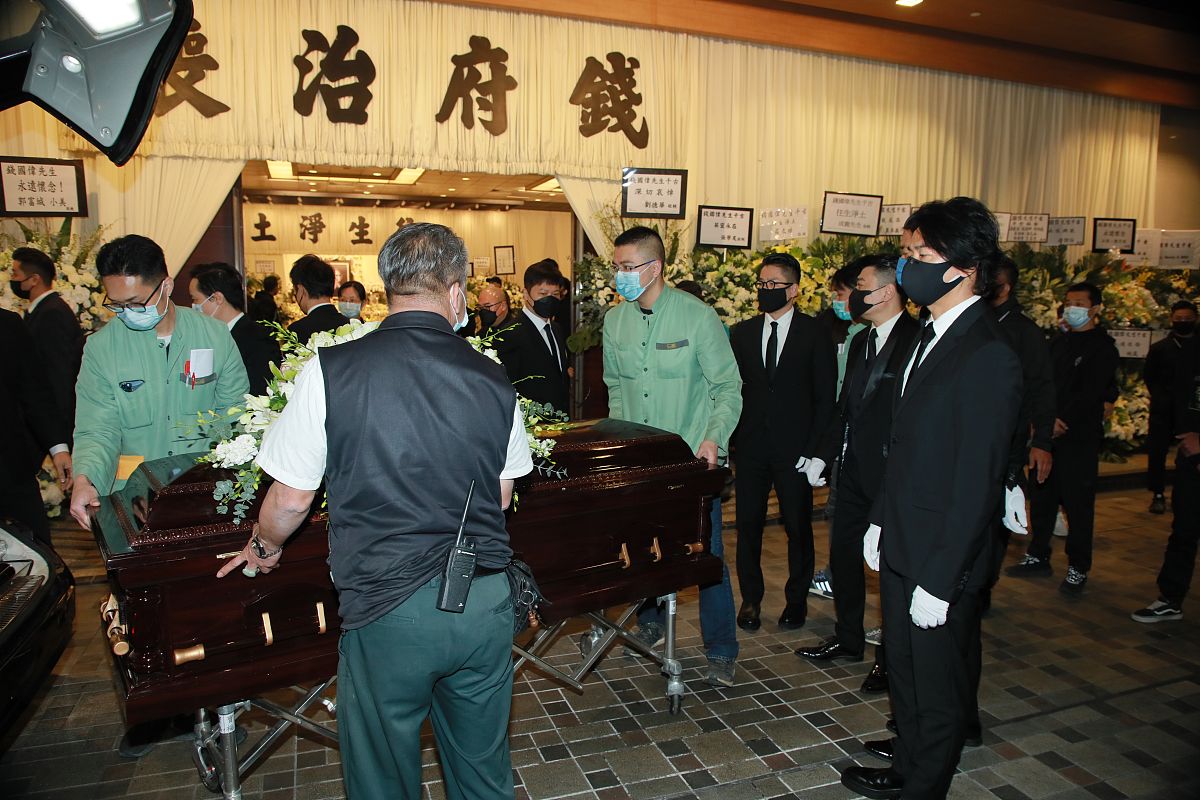 根据下面内容洗稿重新写一篇全新文章4月1日在湖南省湘潭县茶恩寺镇双阳村马家祖墓马英九在献酒供图新华社4月1日上午马英九先生携家人来到湖南省湘潭县茶恩寺镇双阳村在马家祖墓前祭拜祖父马立安表达慎终追远之意。回乡途中遇到当地群众问候欢迎回家马英九用湖南方言回应：湘潭伢子回来了！第一次回到祖籍地的马英九宣读祭祖文和受访时几度哽咽不时拭泪。多年来的愿望实现了！马英九动情地说他没见过祖父但一直心心念念希望来祭