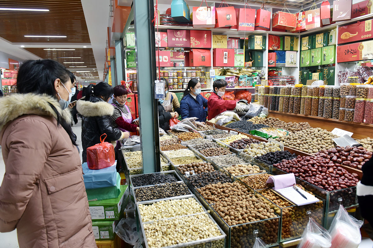 2022年1月15日,市民在浙江省金华市新农贸市场采购食品.