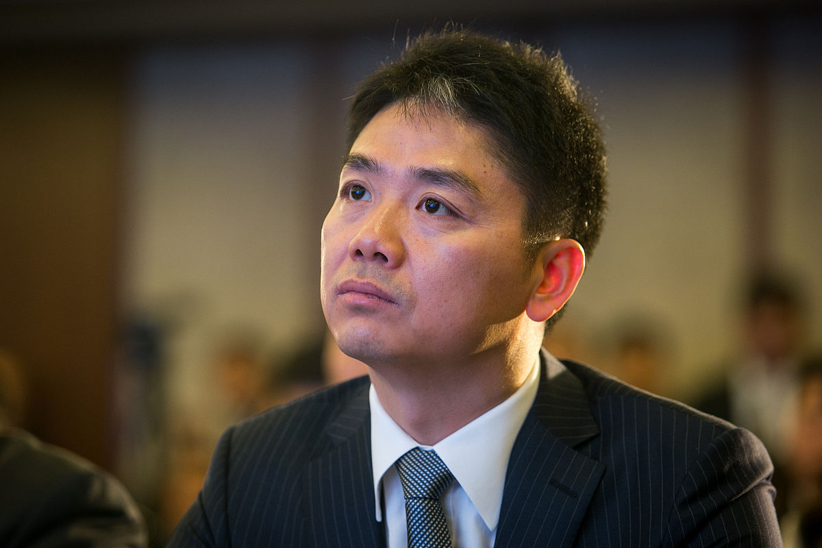 改写下面这段话降低重复率；京东的董事会董事长和CEO由同一人担任。这一制度在互联网企业中较为普遍有利于集团决策的统一方便企业及时并有效地应对激烈的市场竞争和迅速变化的环境但同时也使首席执行官拥有过大的权力得不到很好的制约和监督。再加上刘强东是京东集团的创始人就更容易形成独裁。京东集团的内审部门直接向刘强东报告在一方面巩固了内审部门在集团中的地位提高了开展工作的效率对其他部门产生震慑力；另一方面内审
