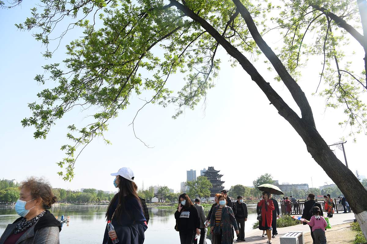 2021年3月28日,武汉,提档升级后的武昌紫阳公园春光明媚,市民游客络绎