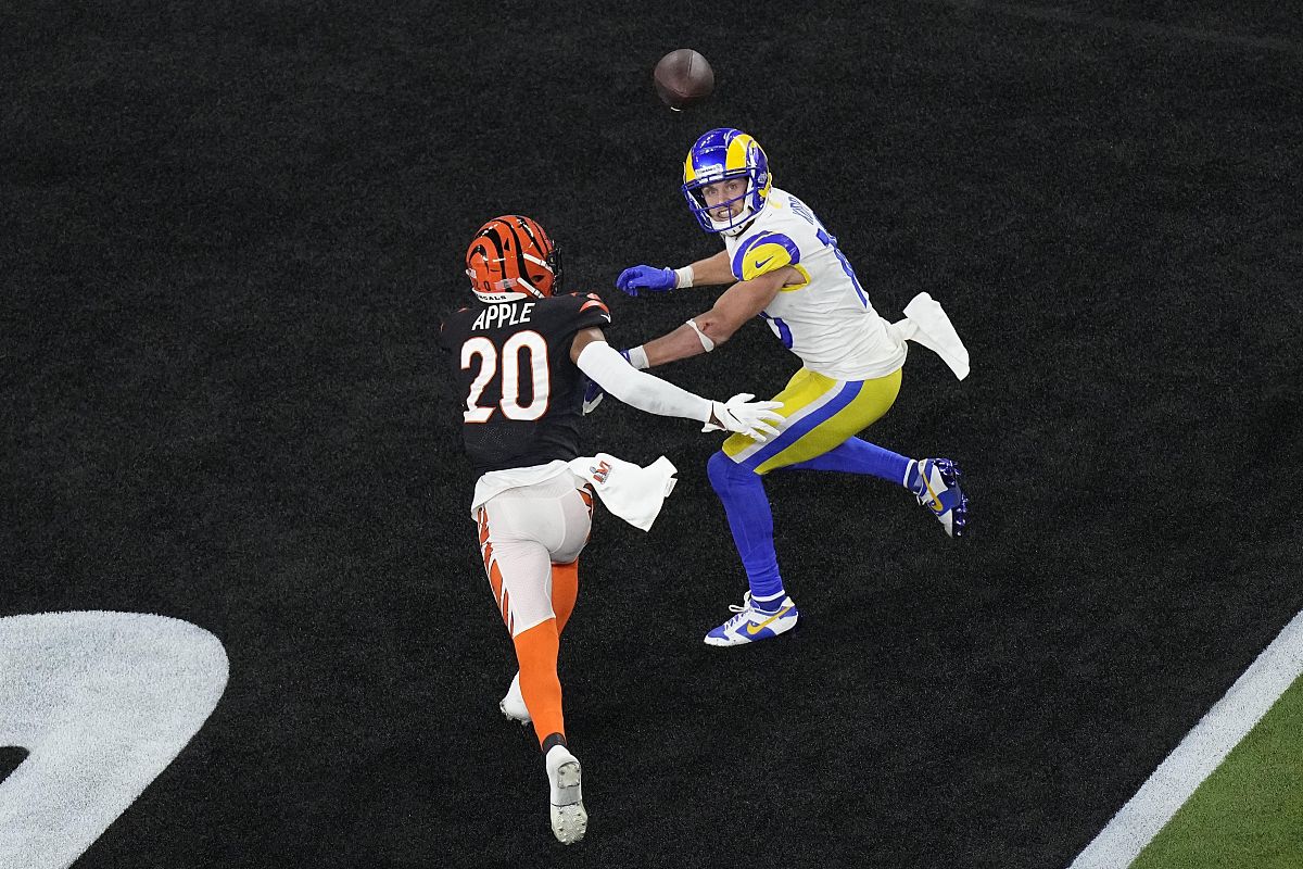los angeles rams wide receiver cooper kupp (10) eyes a pass in t