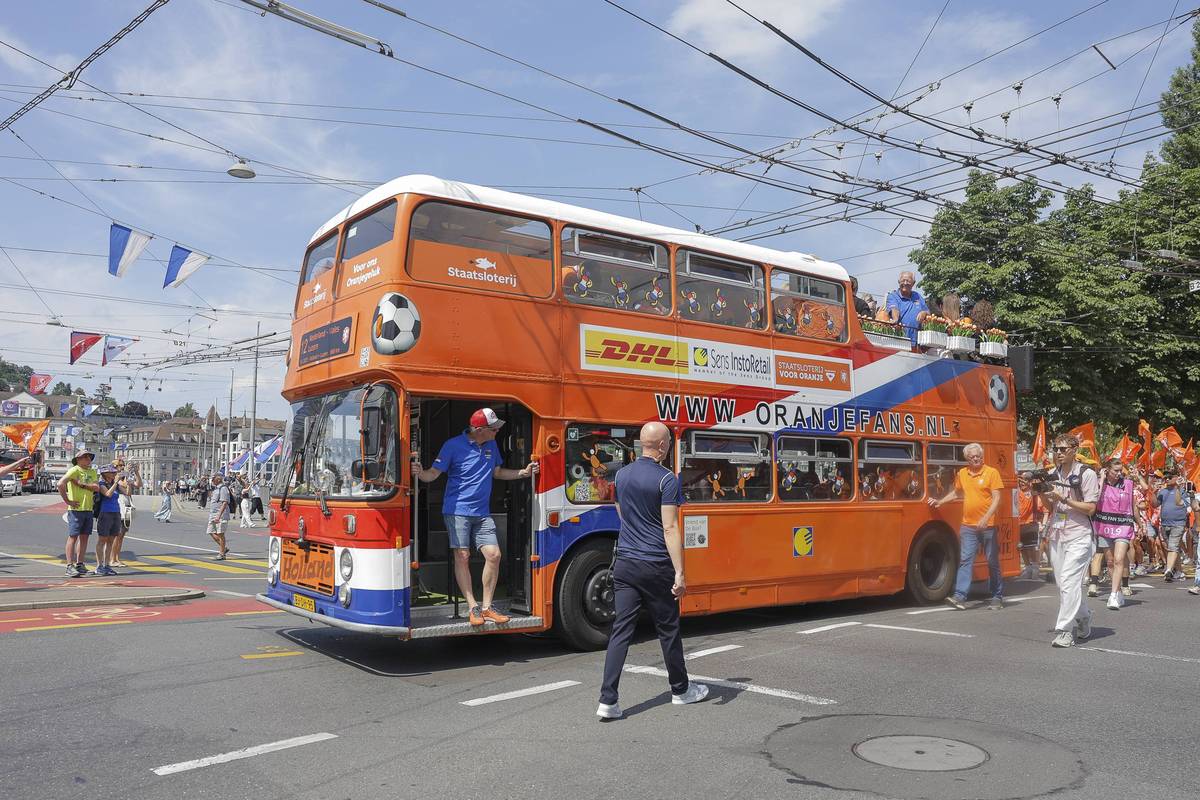请翻译成英语： 我们想到银座一丁目站请问是不是 the access narita 大巴车最方便？在哪里坐车？