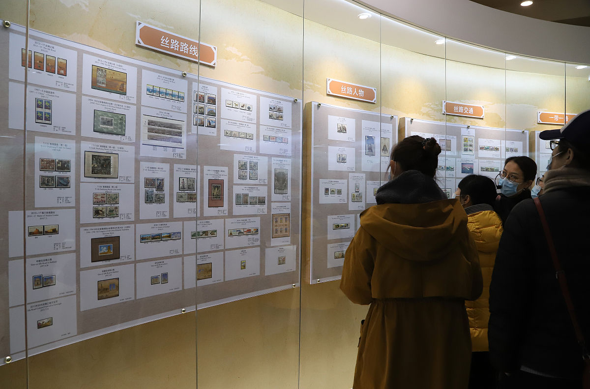 2020年11月27日,北京,观众在"邮票讲述'一带一路'故事"邮展现场参观.