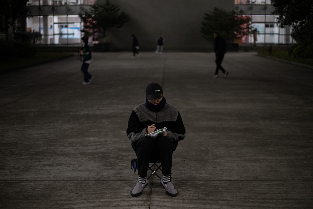 你是一个repper，请你以痛苦写一首rap