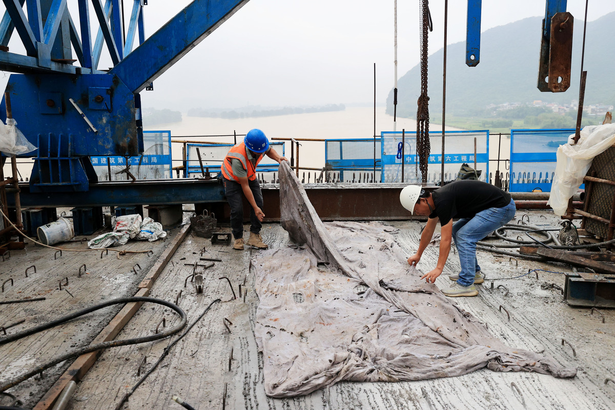 用1000字描述现代桥梁建设过程中出现的问题