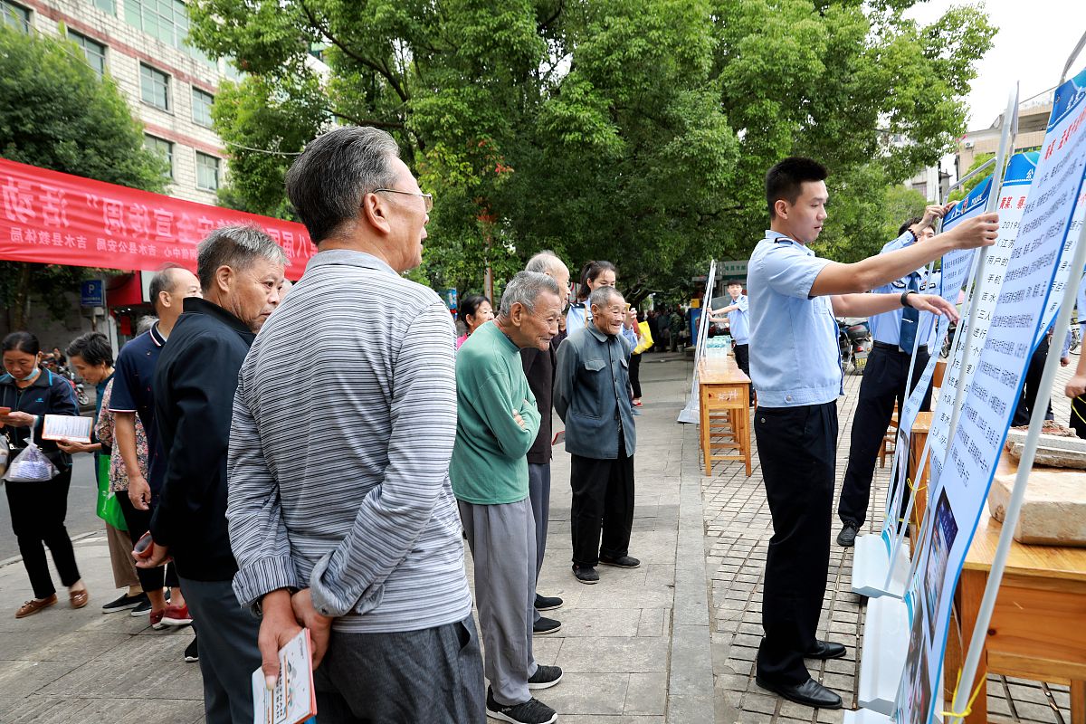 主人公胡彬在乡镇工作和在县里工作时都没有闲情去欣赏月色为什么帮我用180字详细描述