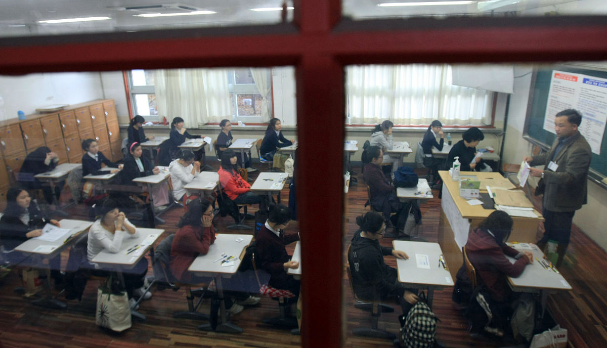 2009年11月12日,韩国首尔,韩国学生参加"2010大学入学考试".当日,约67