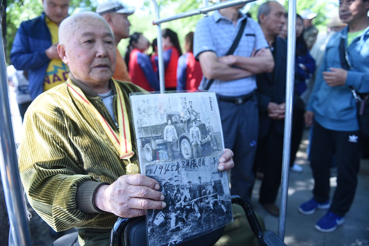 新民主主义革命中指出中国革命的首要对象是？