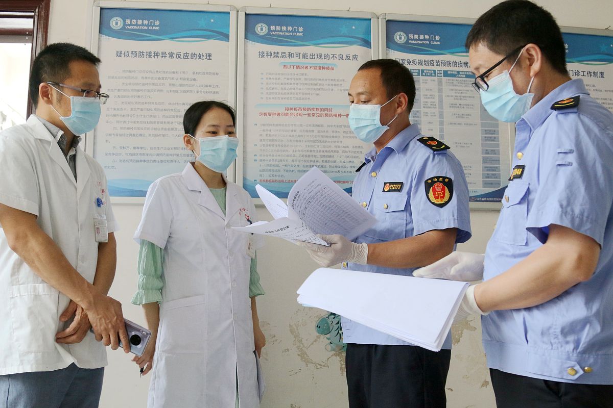 把下面这段话扩充到200字。药品监管涉及的法律法规、技术标准等知识繁杂复杂基层药品检查员专业背景各不相同药学相关知识储备较少。