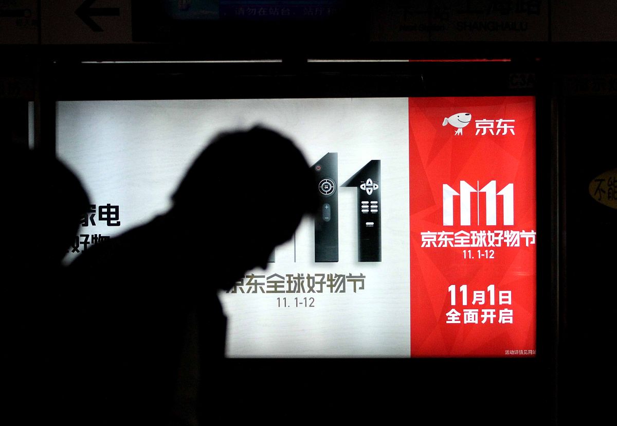 2017年10月30日,南京."双十一"广告在南京各地铁站内"霸屏",随处可见.