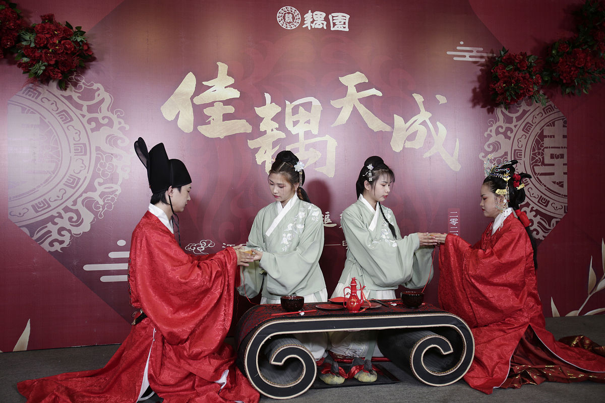 被男神捡回家：甜蜜邂逅，浪漫爱情！