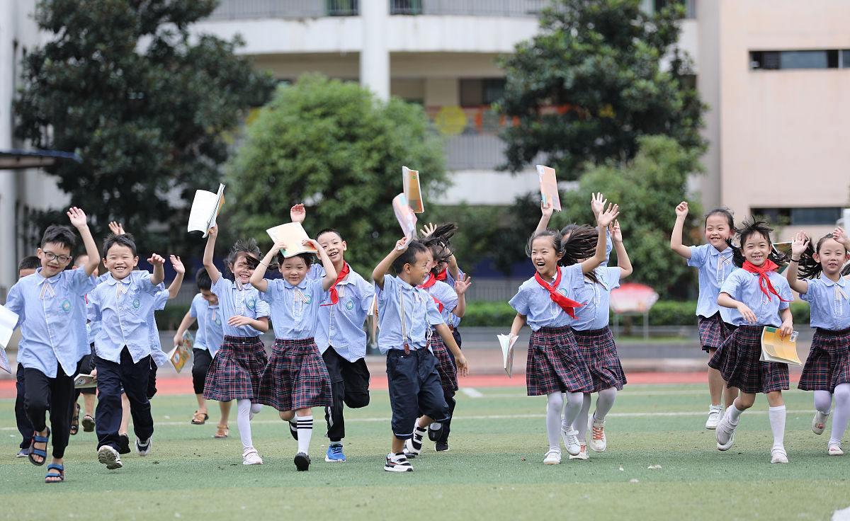 出一道小学二年级知识范围内的有难度的数学思维题题目需要同时涉及语文、数学、历史的学科内容最后答案必须是一位数请同时给出解题过程。