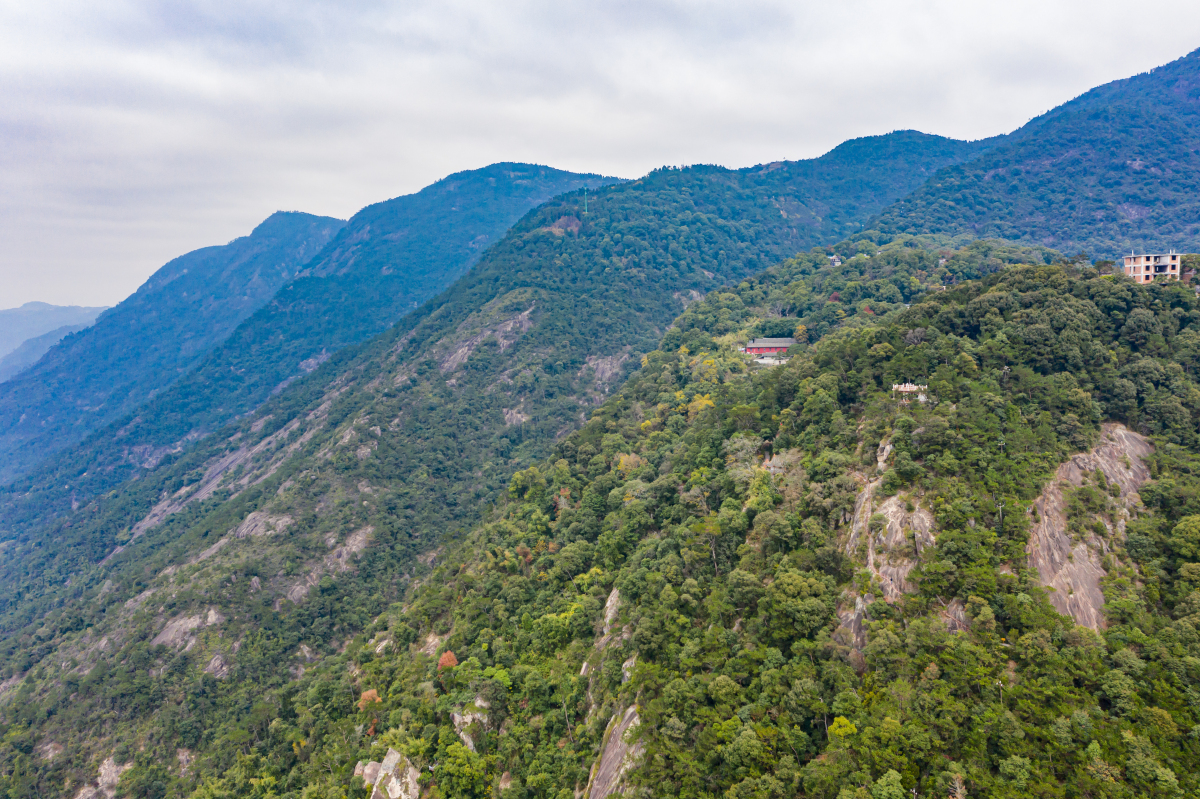 福州鼓山风景区位于福建省福州市晋安区东部,闽江北岸,距离市中续区