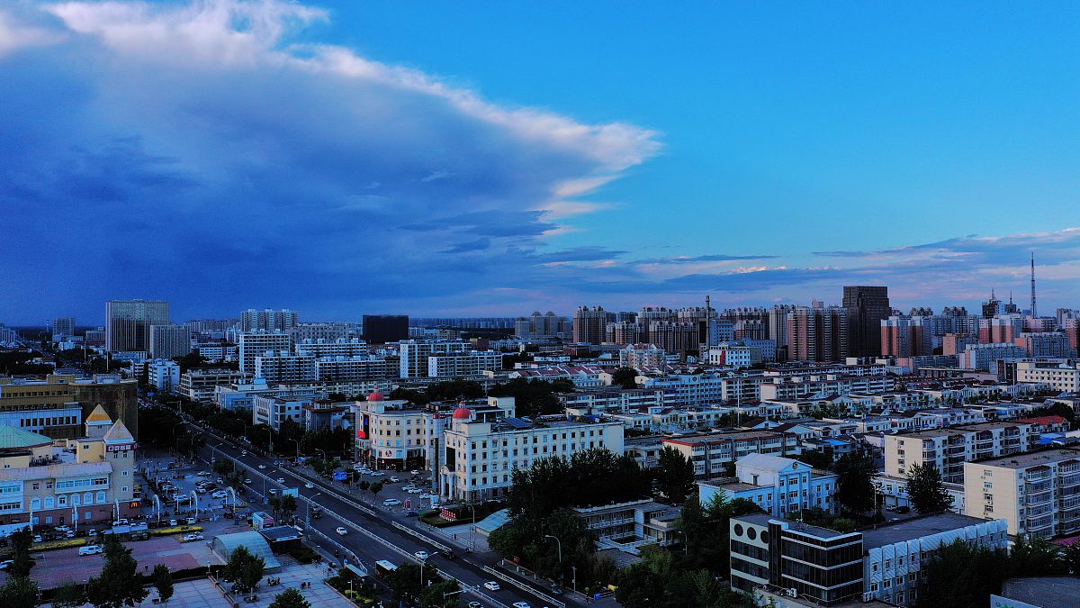 2021年5月26日,河北廊坊狂风大作天色阴沉,傍晚时分天气转好,但东部依