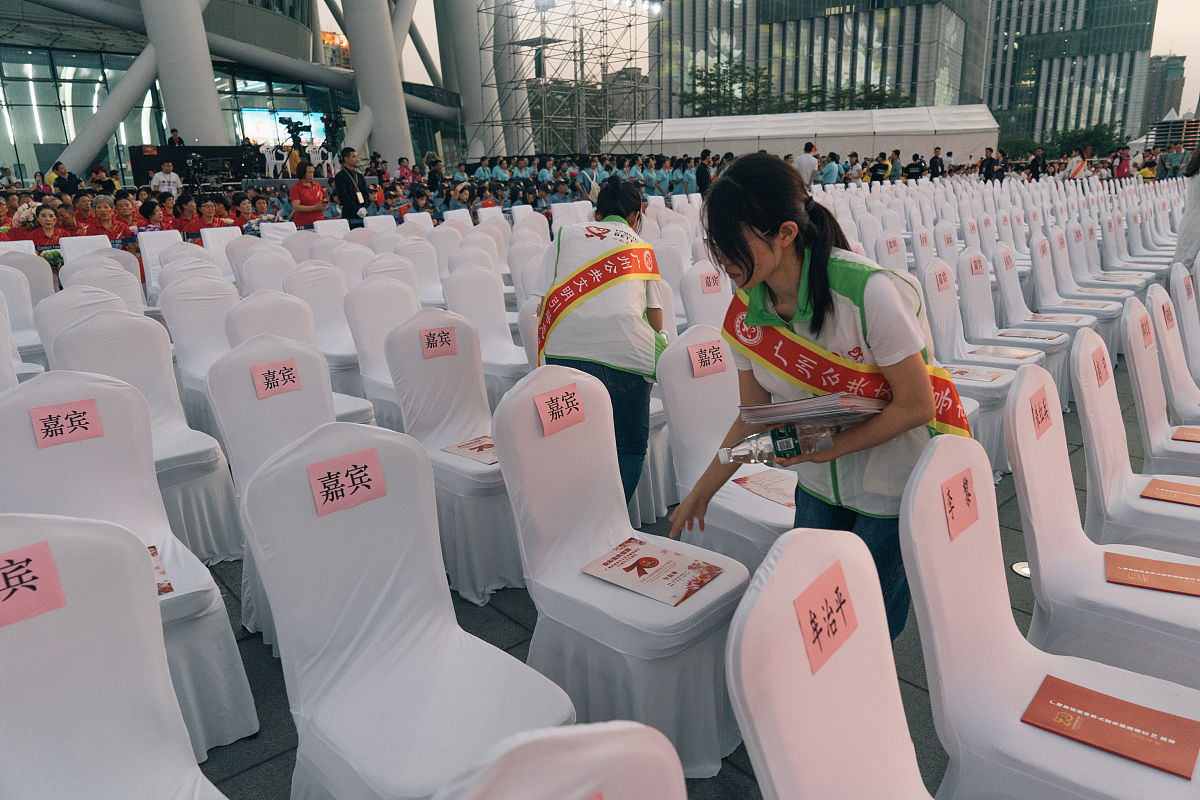帮我写星期天的周班会总结 我叫张思琪是班长 物流运输专业 我需要总结课堂及学校社团活动
