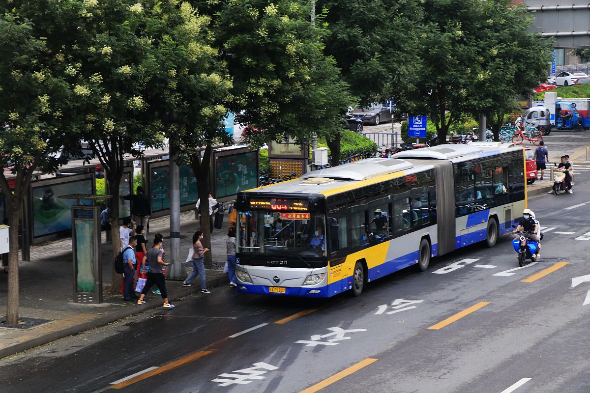 关于公交车一个接着一个的作文