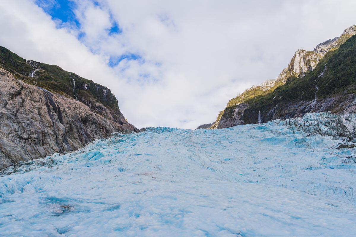 已知全球1979-2022年均气温分布和年均气温折线图分析图像特点500字