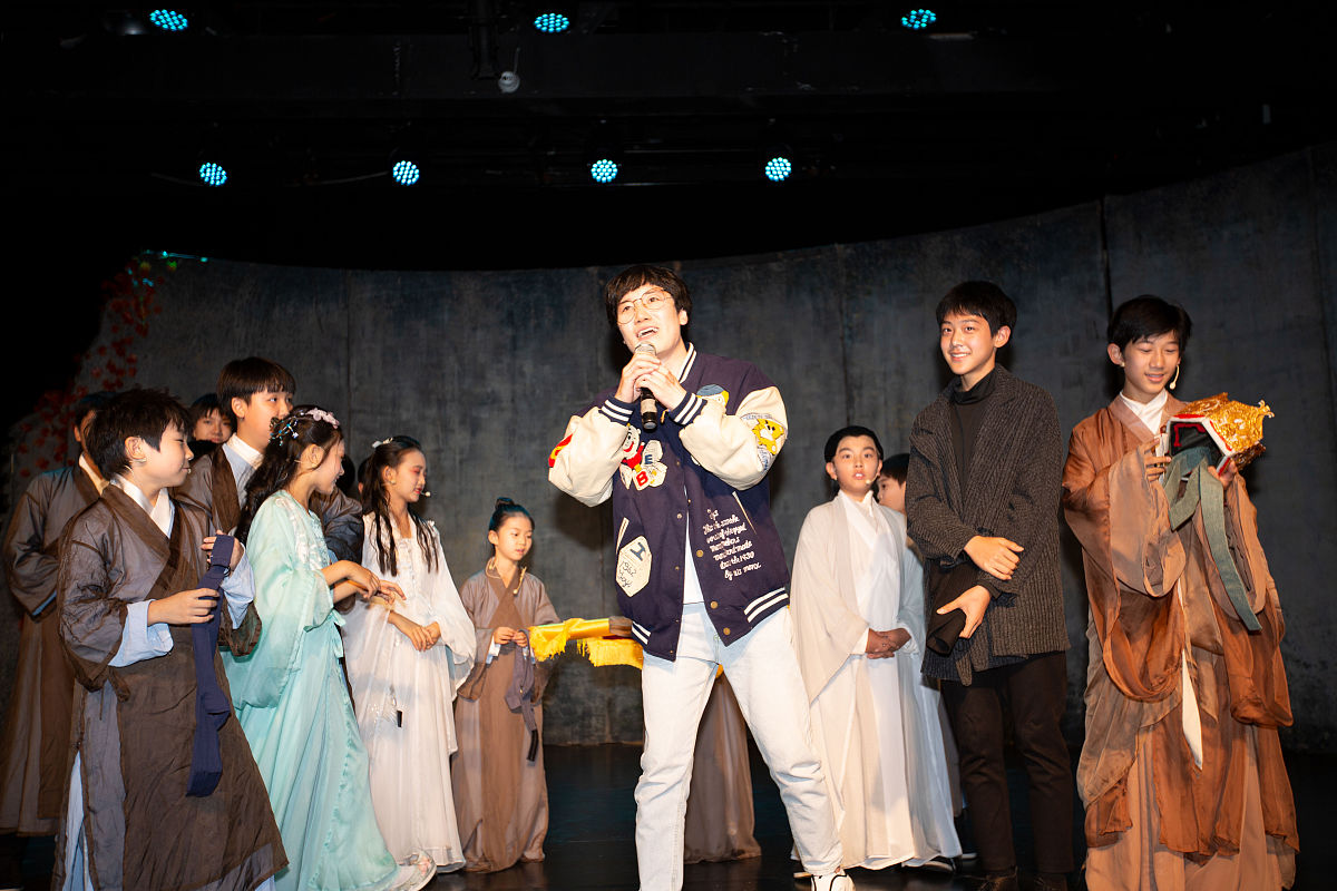 对花见小馆这部话剧的演出百字评价