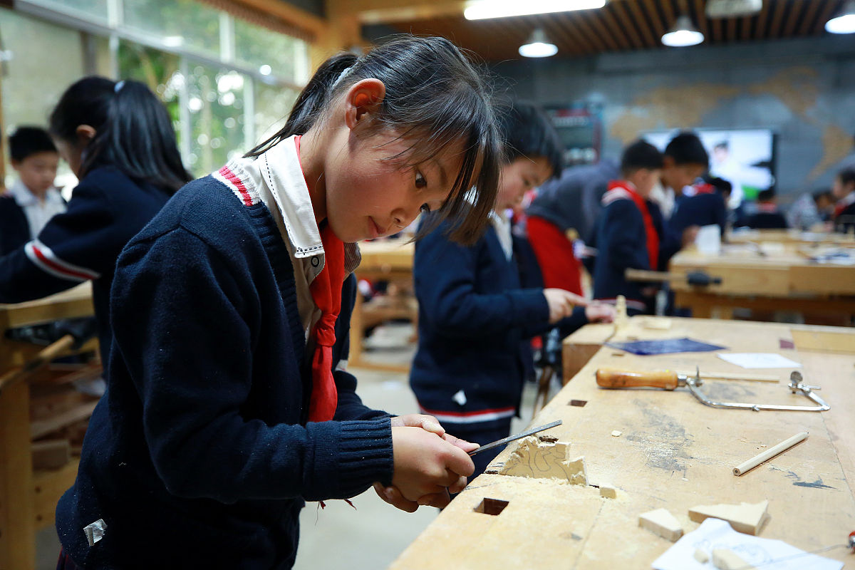 重庆綦江职业技术学校2023年热门专业：电子商务、物流管理、人力资源管理、汽车维修