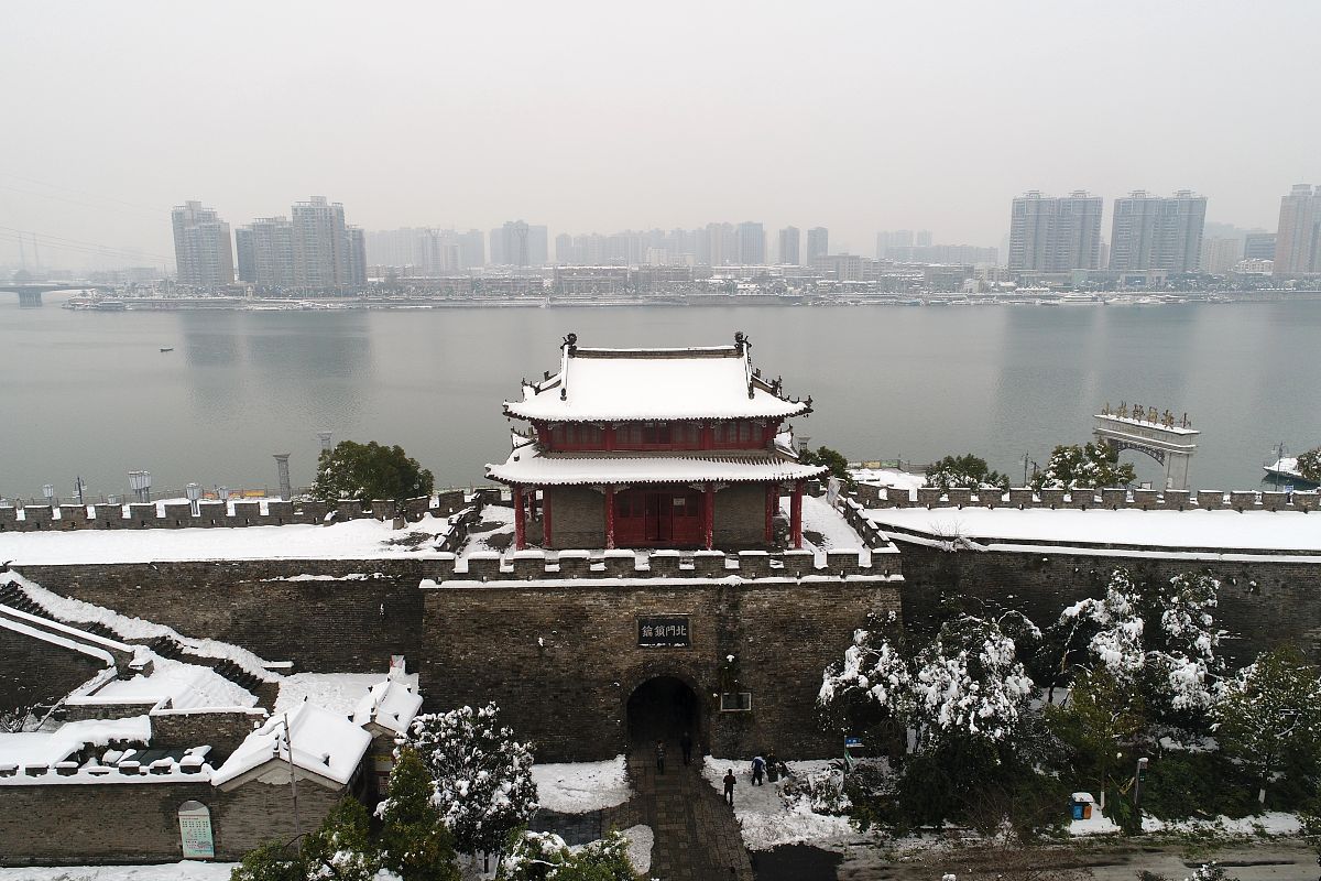 2017年1月5日,湖北省襄阳市,一场暴雪将古城装扮成银装世界.