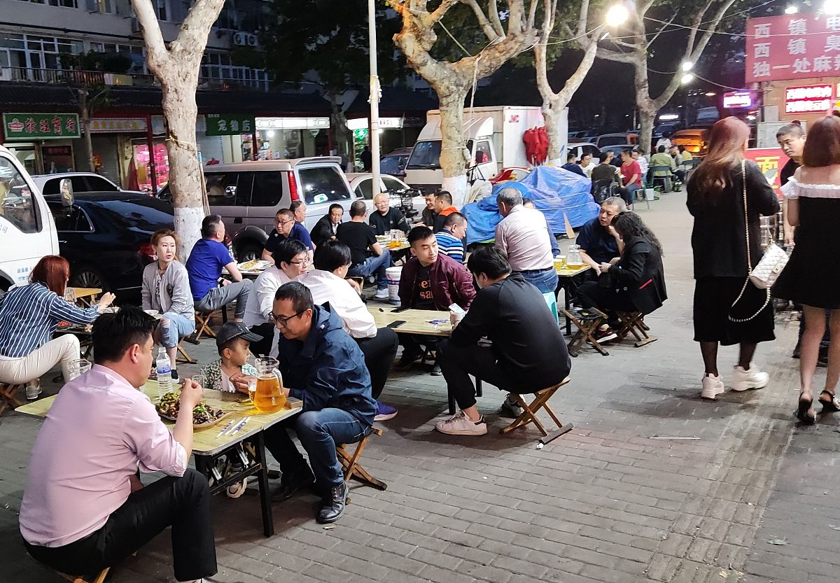 写一篇抖音短视频文案关于五一出发去淄博吃烧烤路上堵车