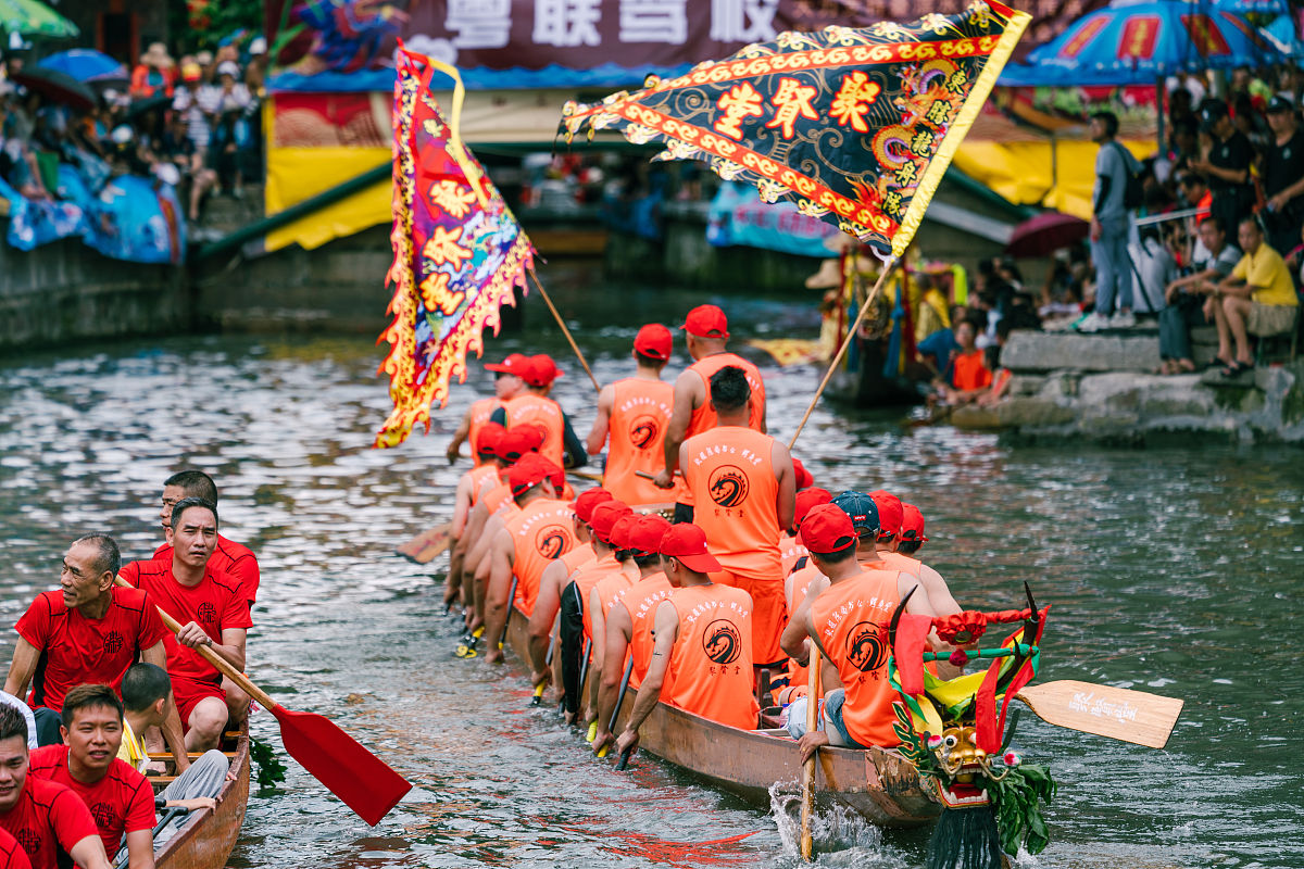 六年级英语水平主题是中国故事英语表达的英语演讲稿时间限定为三分钟以内内容梗概为介绍端午节赛龙舟。