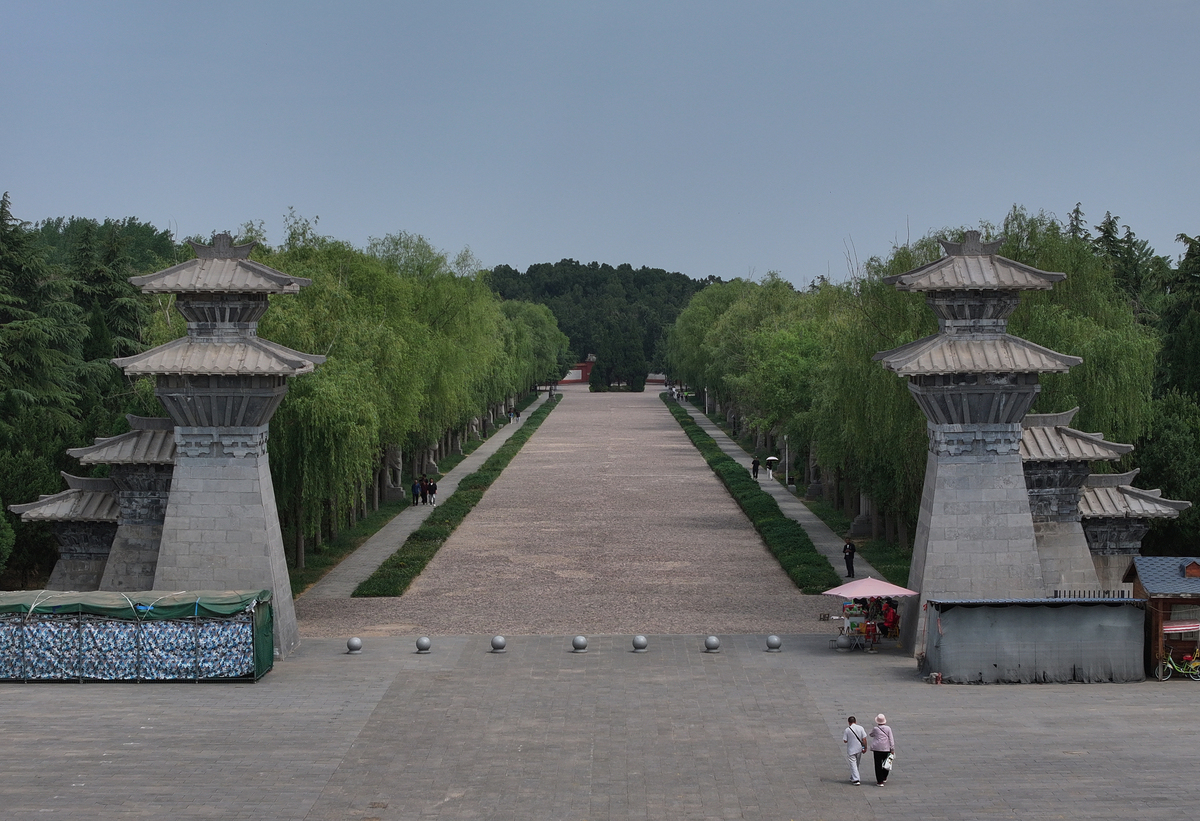 请给论文《洛阳市旅游业发展现状及对策研究》写一个旅游产品不足中的旅游产品单一的两千字说明只分析不提对策