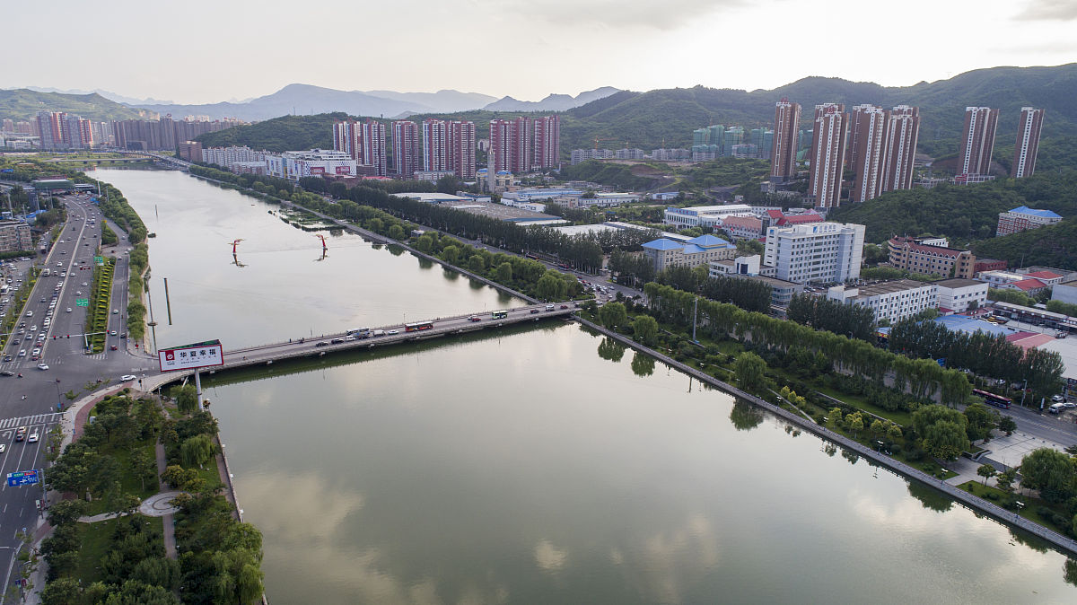 2017年8月3日,河北省承德市双桥区武烈河畔城市风光.