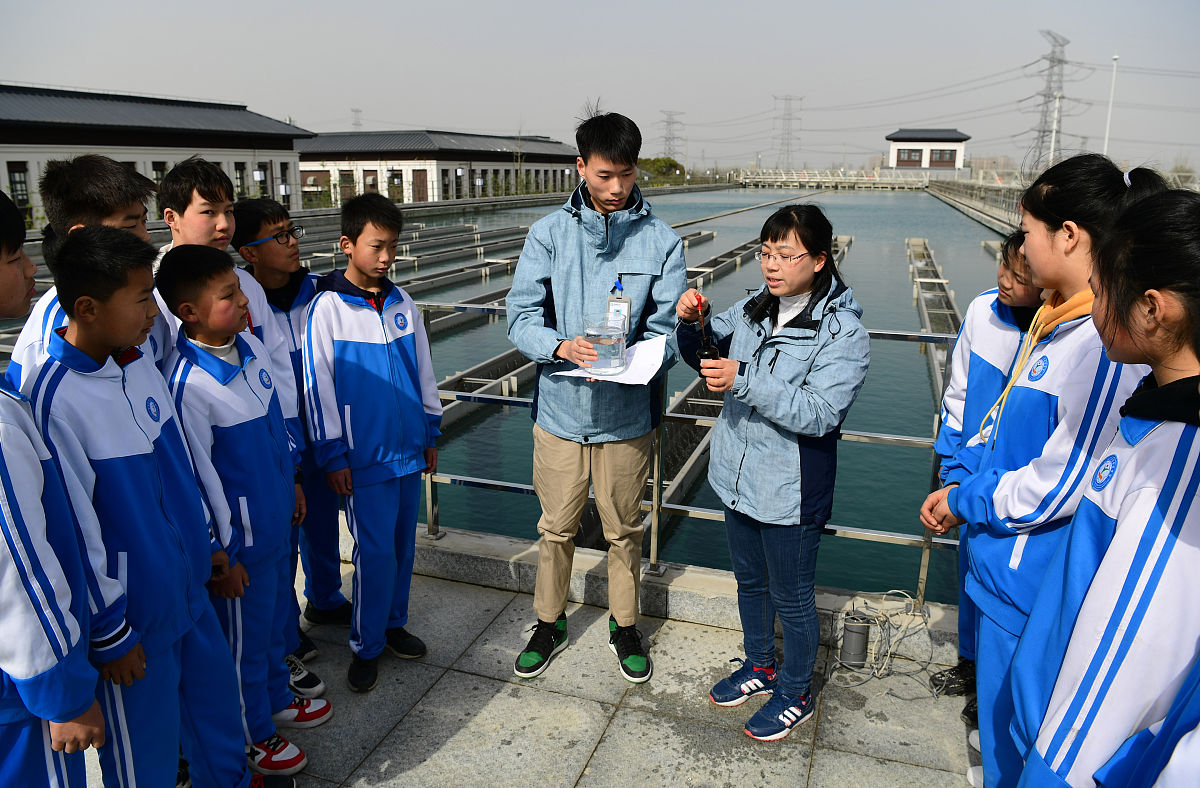 2021年3月21日,合肥供水集团八水厂的工作人员向学生演示原水检测试验