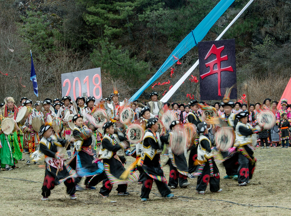 2018年3月18日,四川理县.夬儒节上的少年羊皮鼓舞表演的场景.