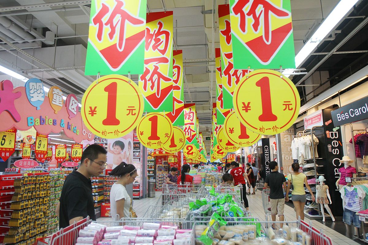   2012年7月23日,江苏南通市民在一家超市的"均一价"柜台前选购商品.