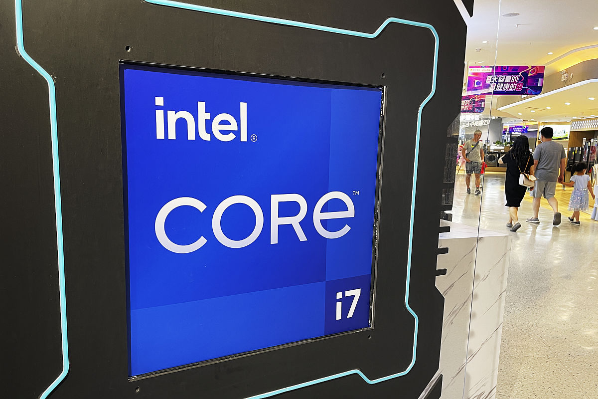 请把这段话改写成三个其他版本：FOSHO专注于通过营销科技助推中国品牌的全球化之路。