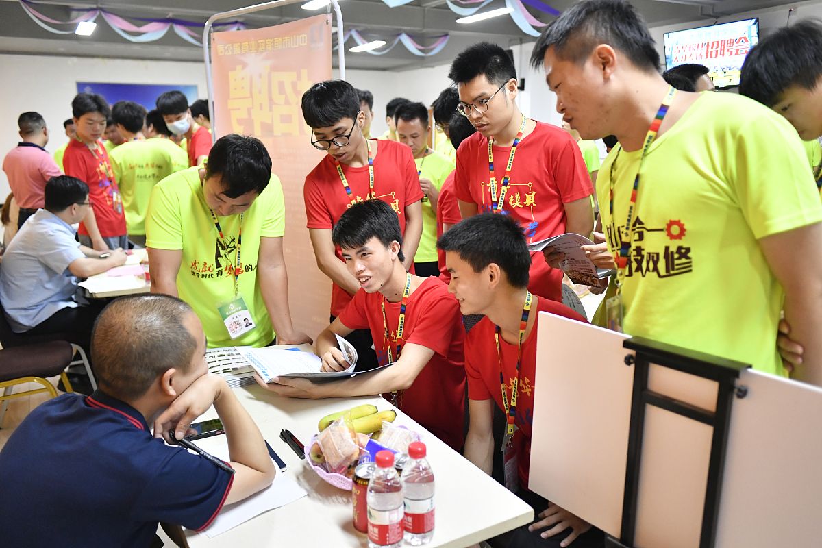 你好我想写一篇1500字的大学生参赛实践心得根据在大学校园内的可操作性我参赛的内容是制作可比克策划案其中我们小组成员进行策划案的初步选题ppt的制作在ppt制作中我们遇到的困难是ppt的外观设计和美化ip形象的设计在ip形象设计这里遇到的问题是形象拟人化和拟物化设计的难点最终是预算的考虑。在经历困难后最终完成了策划案的制作