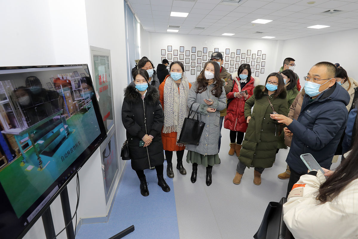 写一个1000字的高校教师家庭美德模范申报材料具体是夫妻和睦、家庭生活温馨和谐关爱上高中的孩子、孝敬双方父母以及在工作中也是兢兢业业等方面的内容男为高校教师女为实验室管理人员在此基础上举几个例子丰富一样材料