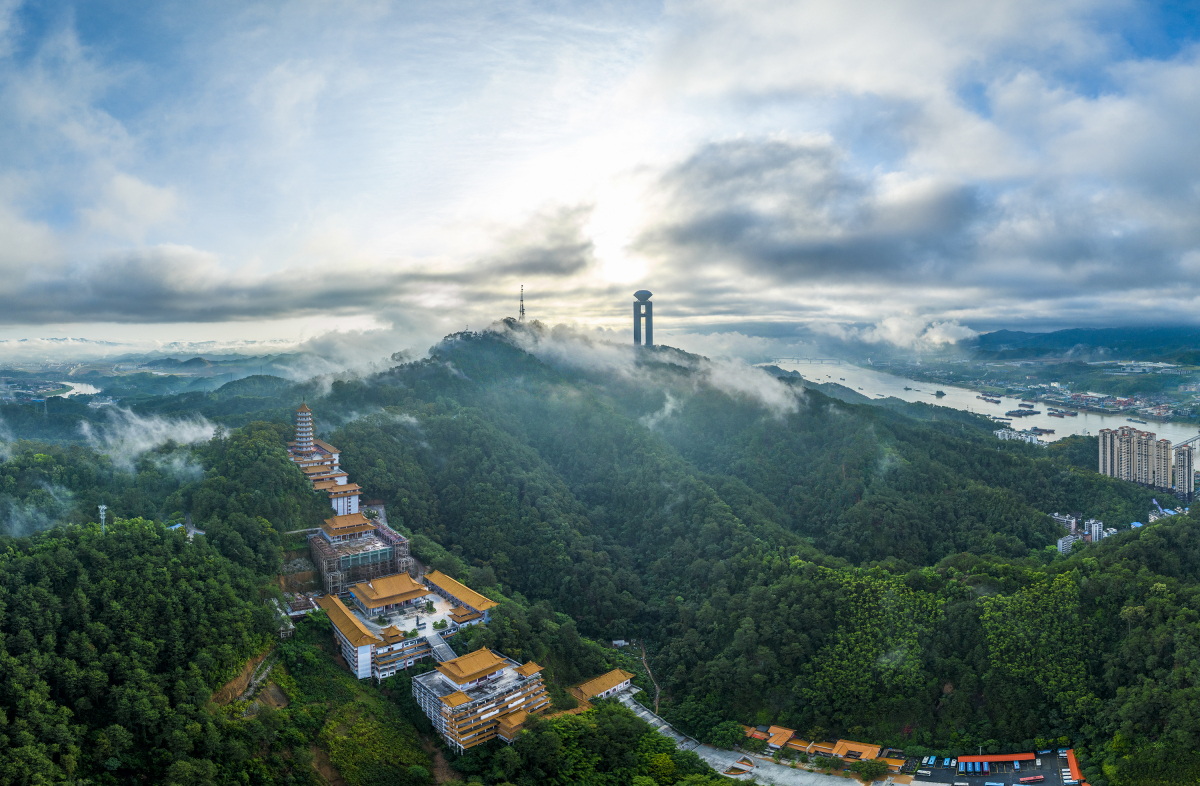 广州白云山,位于广东省广州市白云区,为南粤名山之一,自古就有"羊城