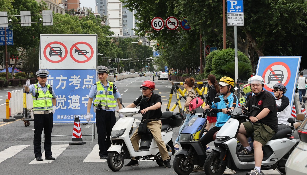 为什么同一个城市别人丢了部手机报案警察都调监控。 我丢了部电动车去派出所报案警察都不理？帮我用200字详细描述