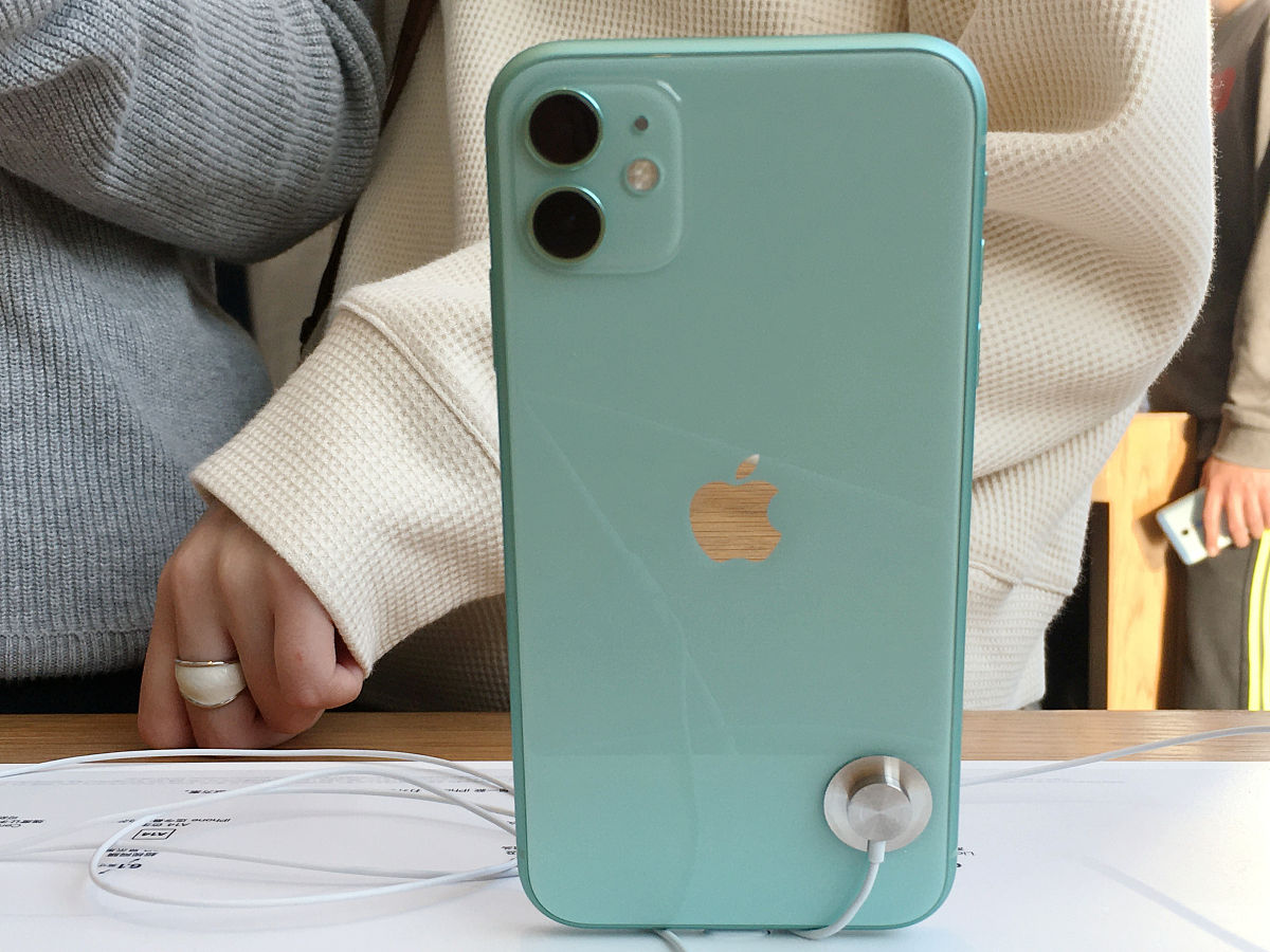 iPhone14Pro暗夜紫容易掉漆么帮我用200字详细描述